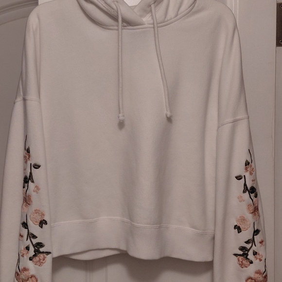 Hollister Women's Cream Floral Hoodie - Picture 2 of 3